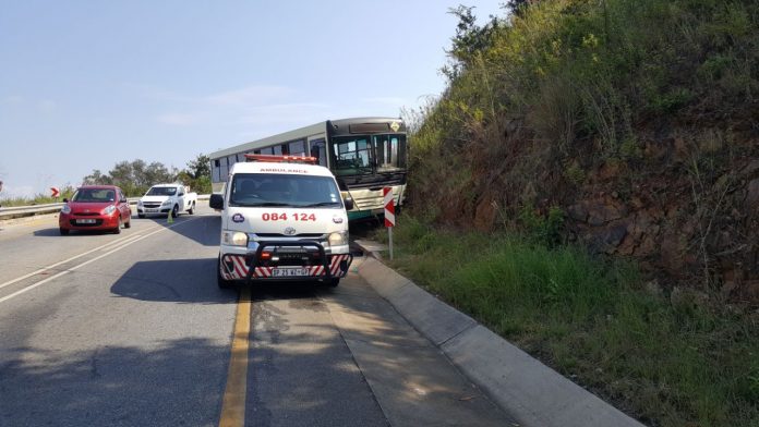 R40-Lucky-escape-after-bus-crashes-into-mountain-pass_-1.jpeg
